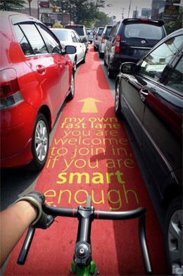 Es emocionante pasar entre los coches
