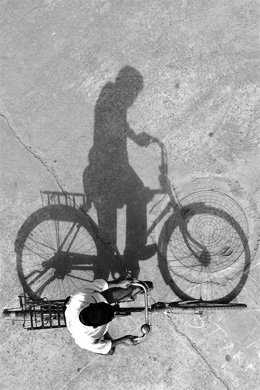 Es divertido montar en bici e ir viendo tu sombra
