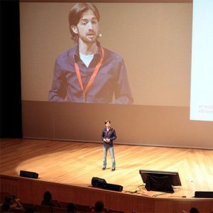 Bruno dando una charla en un Congreso